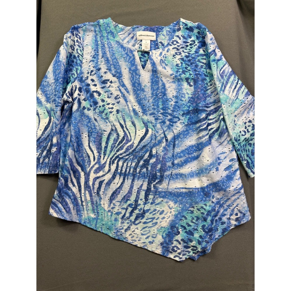 Alfred Dunner Blue White Animal Print Eyelet Top Asymmetrical Hem size M Medium